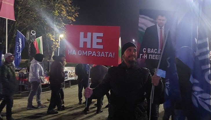 Депутатът Атидже Алиева-Вели и кметът д-р Мехмед Мехмед поведоха шествието на ДПС - Ново начало