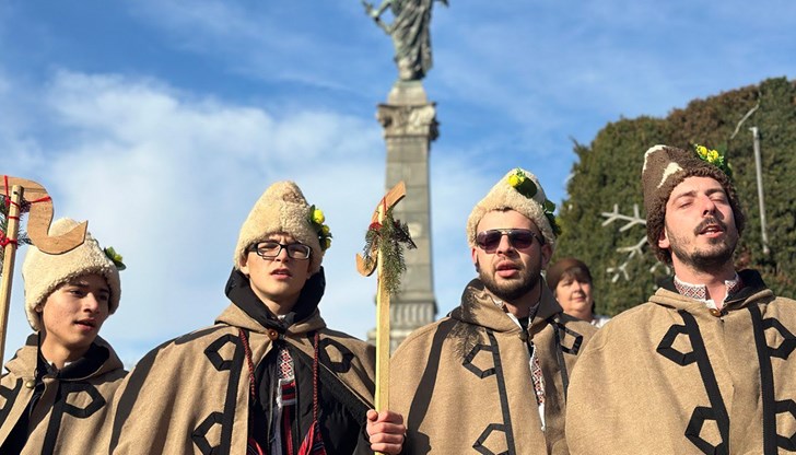 Самодейци от две читалища пресъздават стародавния обичай и черпят с баница пред Паметника на свободата