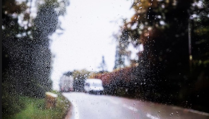 Причината е голямо количество вода, която се стича на пътното платно заради поройните валежи Причината е голямо количество вода, която се стича на пътното платно заради поройните валежи