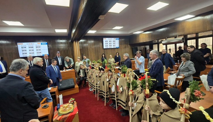 Коледари откриха сесията на Общинския съвет, пет предложения бяха отхвърлени