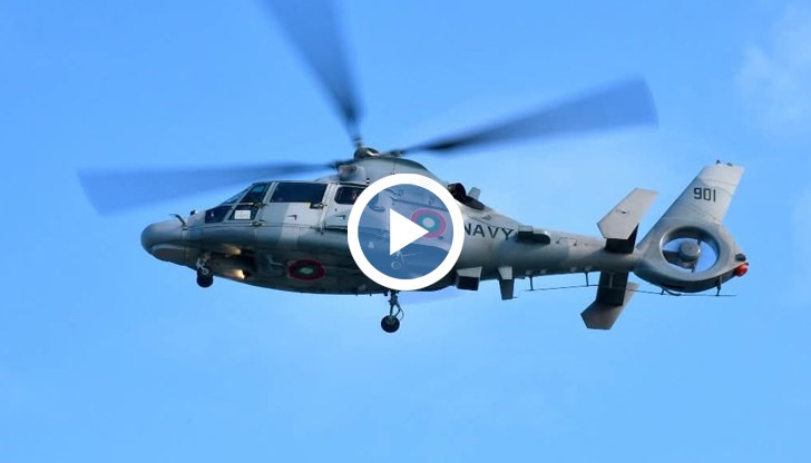 Хеликоптер "Пантер" транспортира трима души от екипажа вчера