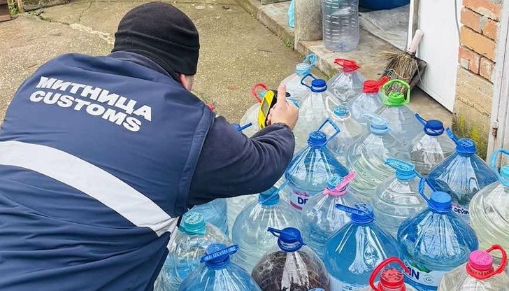 Служителите на ТД Митница Русе откриха бидони с ракия без бандерол в частен имот