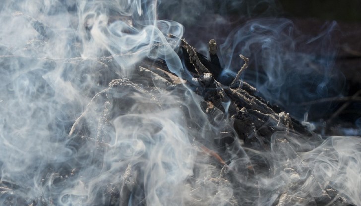 Пожарникари реагираха на сигнали за запалени контейнери и комин в Две могили