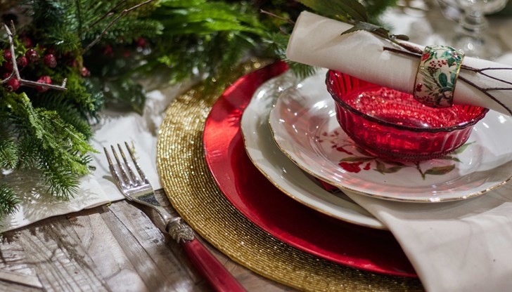 Докато Бъдни вечер е посветена на постните ястия и смирението, на 25 декември трапезата е богата
