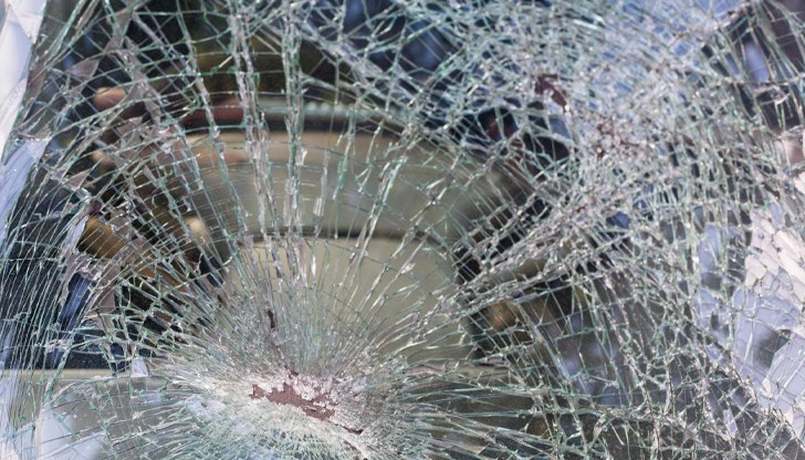 58-годишна жена оцеля с леки наранявания след удар извън пътното платно 58-годишна жена оцеля с леки наранявания след удар извън пътното платно