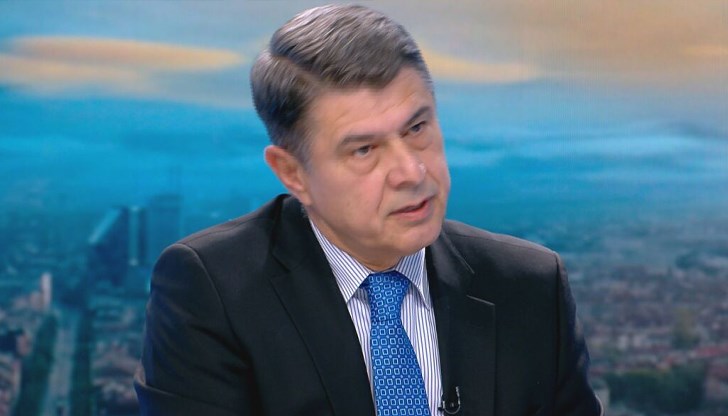 Бившият шеф на разузнаването критикува арогантността на властта и външния вид на полицаите