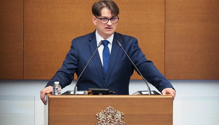 Мариан Бачев обещава 10% скок на възнагражденията и над 88 милиона евро за читалищата