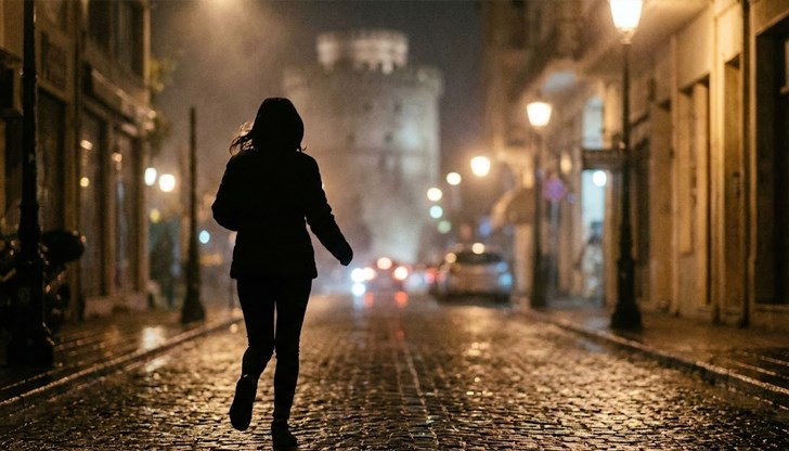 Непълнолетна жертва разкри престъпната мрежа в Солун, след като избяга от заключен апартамент Непълнолетна жертва разкри престъпната мрежа в Солун, след като избяга от заключен апартамент