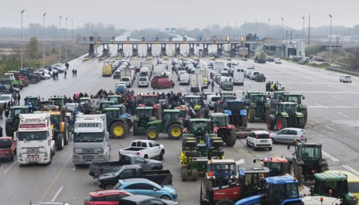 Протестът продължава пети ден, леките коли и автобусите преминават свободно