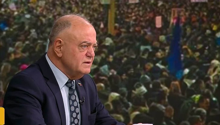 Съпредседателят на "Демократична България" вижда паралелен център за вземане на решения Съпредседателят на "Демократична България" вижда паралелен център за вземане на решения