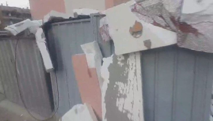 Мазилката е изкъртила климатици на жилищен блок, по чудо няма пострадали Мазилката е изкъртила климатици на жилищен блок, по чудо няма пострадали