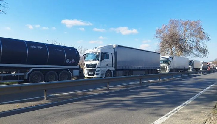 Тежкотоварният трафик е спрян за неопределено време, леките коли минават по график