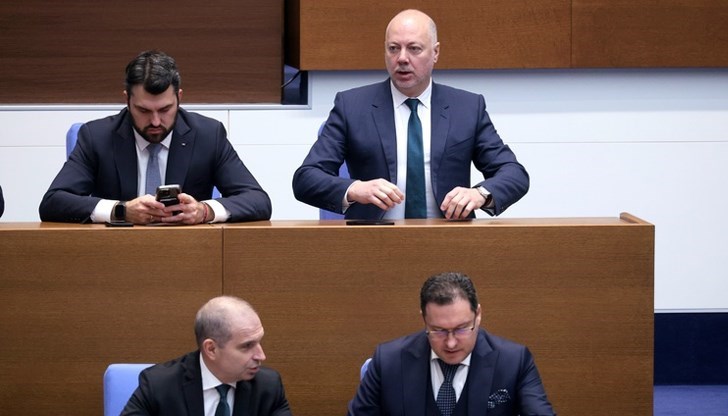 Провалът в икономиката и протестите са в основата на атаката срещу властта