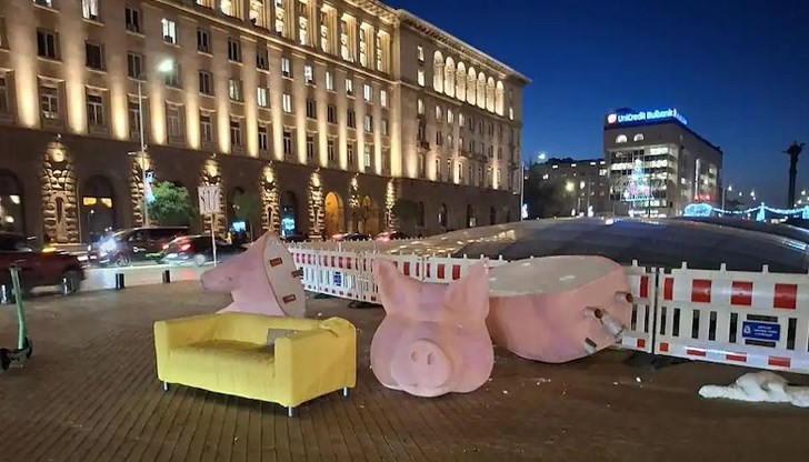 Символът на недоволството срещу Росен Желязков осъмна разбит на парчета Символът на недоволството срещу Росен Желязков осъмна разбит на парчета