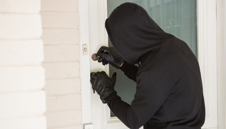 Апашите задигнаха техника на стойност 1200 лева през прозореца Апашите задигнаха техника на стойност 1200 лева през прозореца