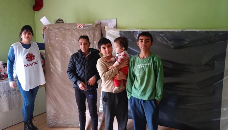 Ученици и доброволци осигуриха печки, легла и храна за нуждаещи се в Русе и Белене преди празниците