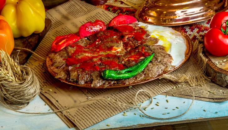 В народната памет празникът е наситен с множество обичаи, гадания и традиции В народната памет празникът е наситен с множество обичаи, гадания и традиции