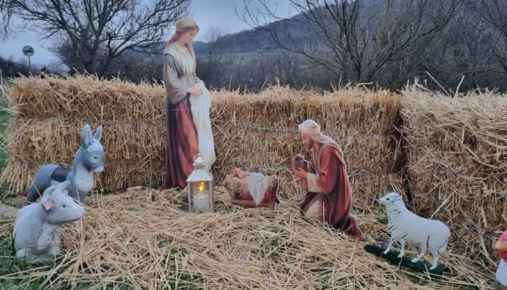 Семейство Маринови и местната общност превърнаха входа на селото в библейски кът