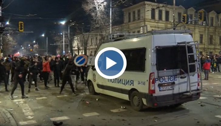 Собственикът Иван Симеонов почиства щетите и осъжда насилието въпреки подкрепата за протеста