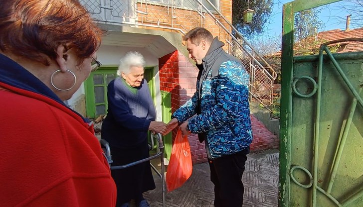 Над 60 самотни жители на кварталите "Долапите", "Средна кула" и "ДЗС" получиха хранителни пакети за празниците