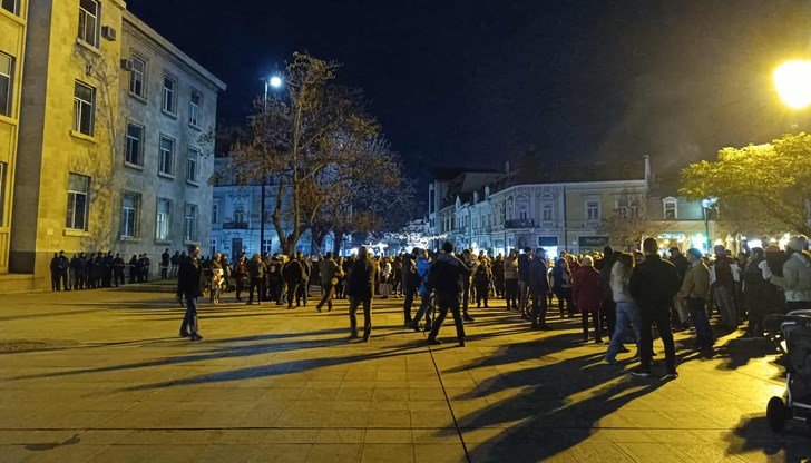 Граждани протестират пред Съдебната палата в Русе