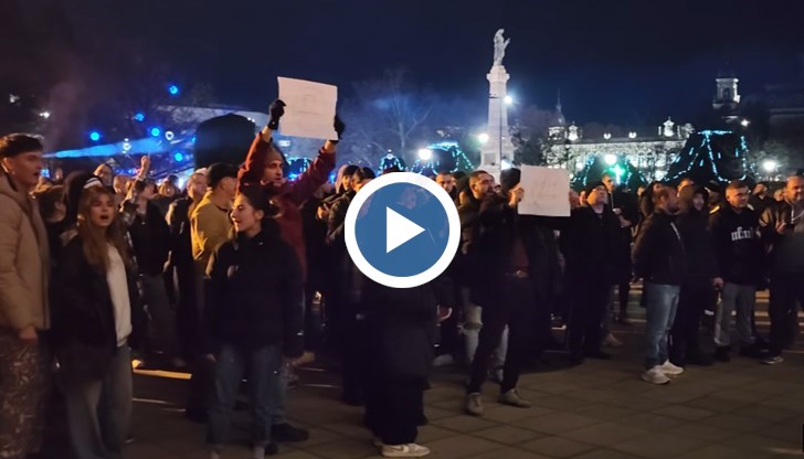 Скандирания "Мутри вън" и "Долу Пеевски" огласиха центъра на Русе