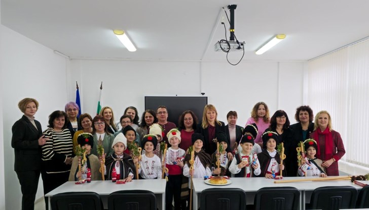 Учениците от ОУ "Иван Вазов" отправиха наричания за здраве и благополучие