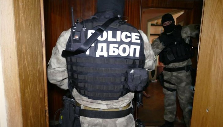 Тримата задържани подменяли кодове на паркомати в чужбина, откриха и наркотици в домовете им
