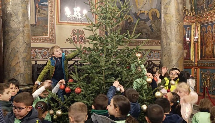 Децата получиха подаръци и благословия от Русенската митрополия