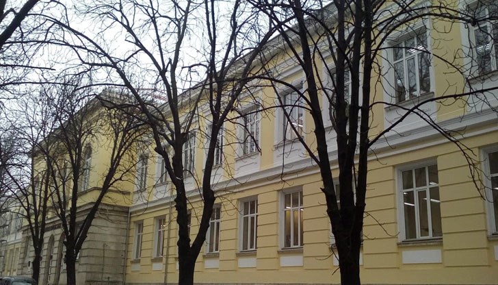 Никола Великов от 10.а клас представи системата "JusticIA" на националния турнир Никола Великов от 10.а клас представи системата "JusticIA" на националния турнир