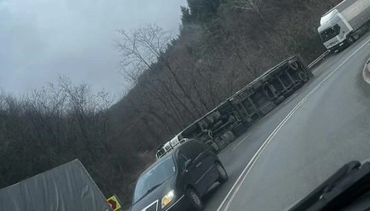 Тежкотоварният автомобил е катастрофирал на завой в района на Предела