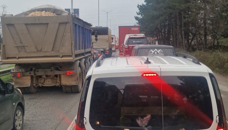 Камион премаза лек автомобил преди разклона за село Николово Камион премаза лек автомобил преди разклона за село Николово