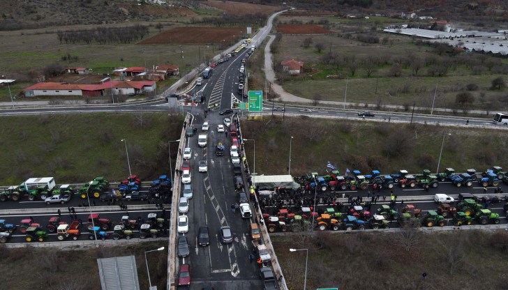 Трактори обграждат Солун и Атина Трактори обграждат Солун и Атина