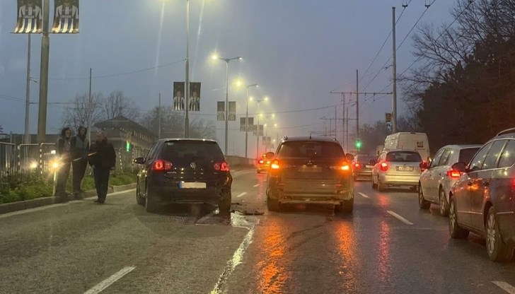 Образува се огромно задръстване, няма данни за пострадали хора Образува се огромно задръстване, няма данни за пострадали хора