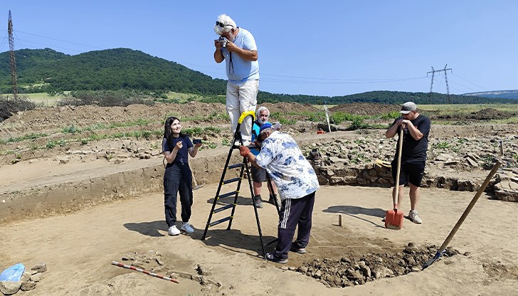 Екип на НАИМ - БАН разкри средновековен некропол в местността Токат тарла
