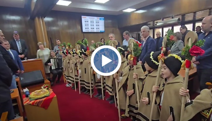 Деца от ДГ "Иглика" наричаха за здраве и късмет преди последната сесия на Общинския съвет