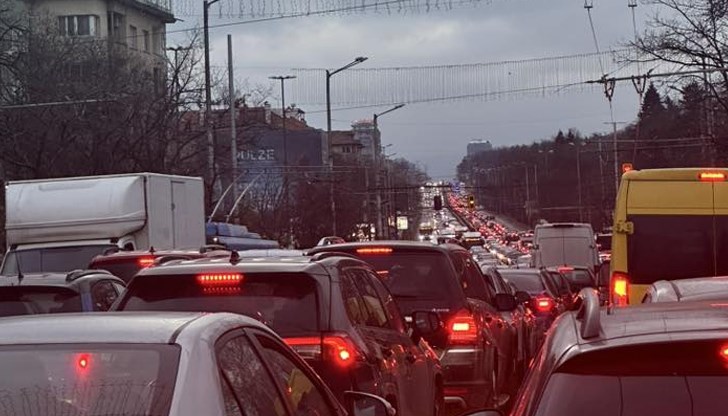 Инцидентът в района на алея "Яворов" предизвика сериозни затруднения в трафика тази сутрин