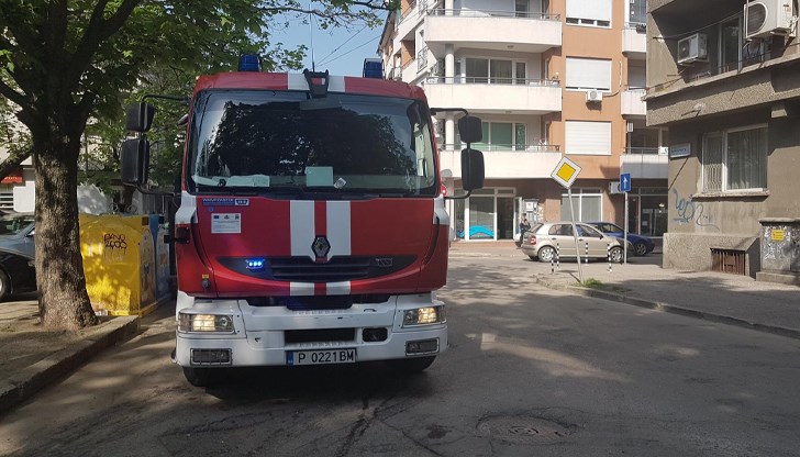 Два екипа огнеборци се бориха с пламъците на улица "Агликина поляна", няма пострадали хора Два екипа огнеборци се бориха с пламъците на улица "Агликина поляна", няма пострадали хора