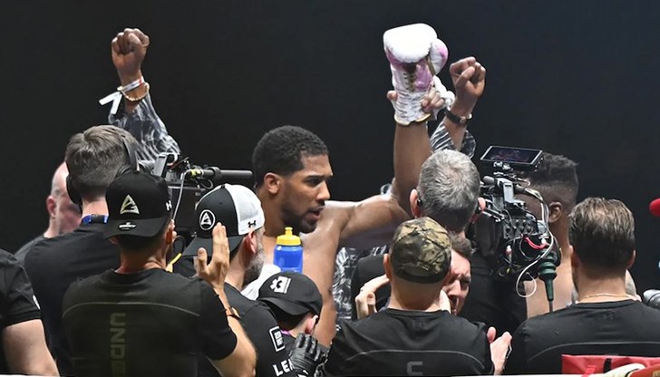 Британецът свали съперника четири пъти и предизвика Тайсън Фюри за мегасблъсък