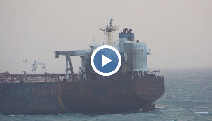 Гранична полиция наблюдава бедстващия съд, който е с 10 души на борда и без ток