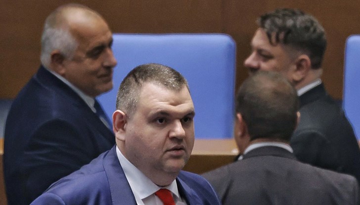 Според народния представител системата рухва от вътрешно разлагане и алчност