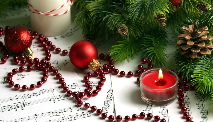 Дядо Коледа и Снежанка ще посрещат гостите за снимки във фоайето преди концерта Дядо Коледа и Снежанка ще посрещат гостите за снимки във фоайето преди концерта