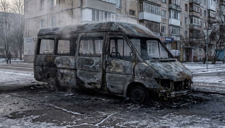 Късо съединение в инсталацията унищожи возилото и напука прозорци на жилищна сграда