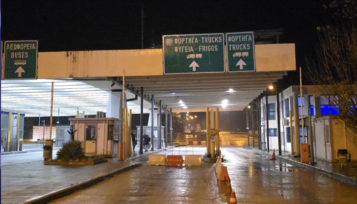 Тежката техника остава до браздата, утре решават за нови протести Тежката техника остава до браздата, утре решават за нови протести