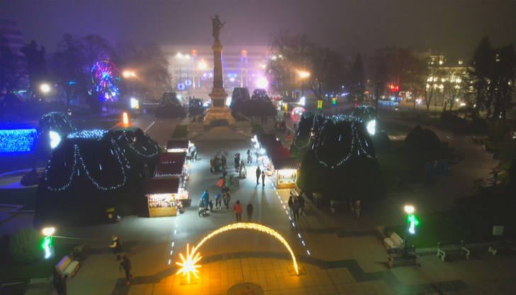 7-метрова арка и светеща лодка превръщат града в "Коледната звезда на Дунав" 7-метрова арка и светеща лодка превръщат града в "Коледната звезда на Дунав"