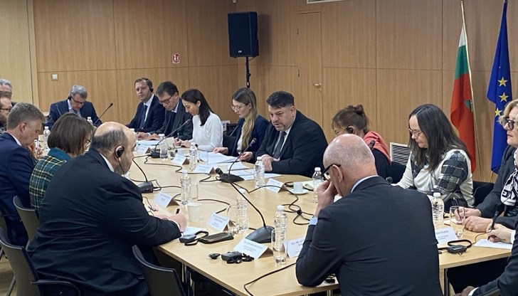 Вицепремиерът и евродепутатът Цветелина Пенкова обсъдиха енергетиката и бюджета с посланиците на ЕС