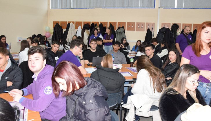 Ученици от 19 училища разработват бизнес идеи под менторството на студенти