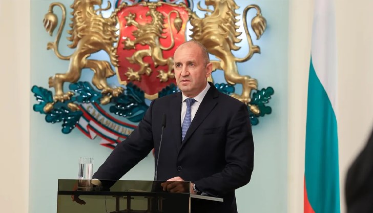 Държавният глава почете паметта на автора на емблематичната песен „Една българска роза“ Държавният глава почете паметта на автора на емблематичната песен „Една българска роза“