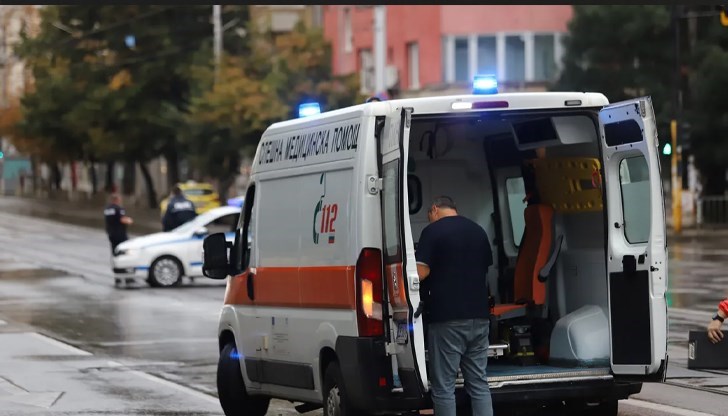 Жената е настанена в болница без опасност за живота след удар в земен насип