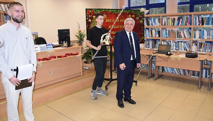 Коледно тържество събра ръководството и студентите от различни държави в библиотеката на университета